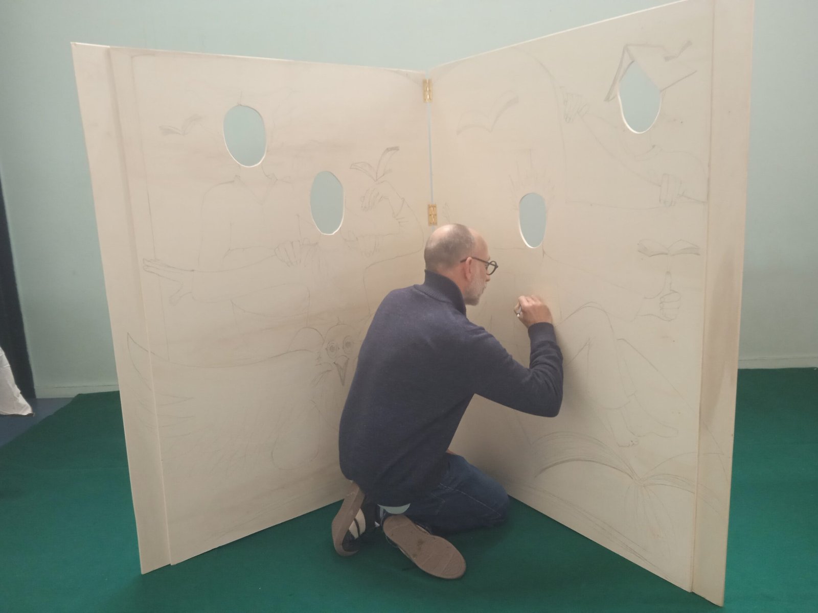 Vincent Desplanches dessine un de ses oiseaux sur le passe-tête