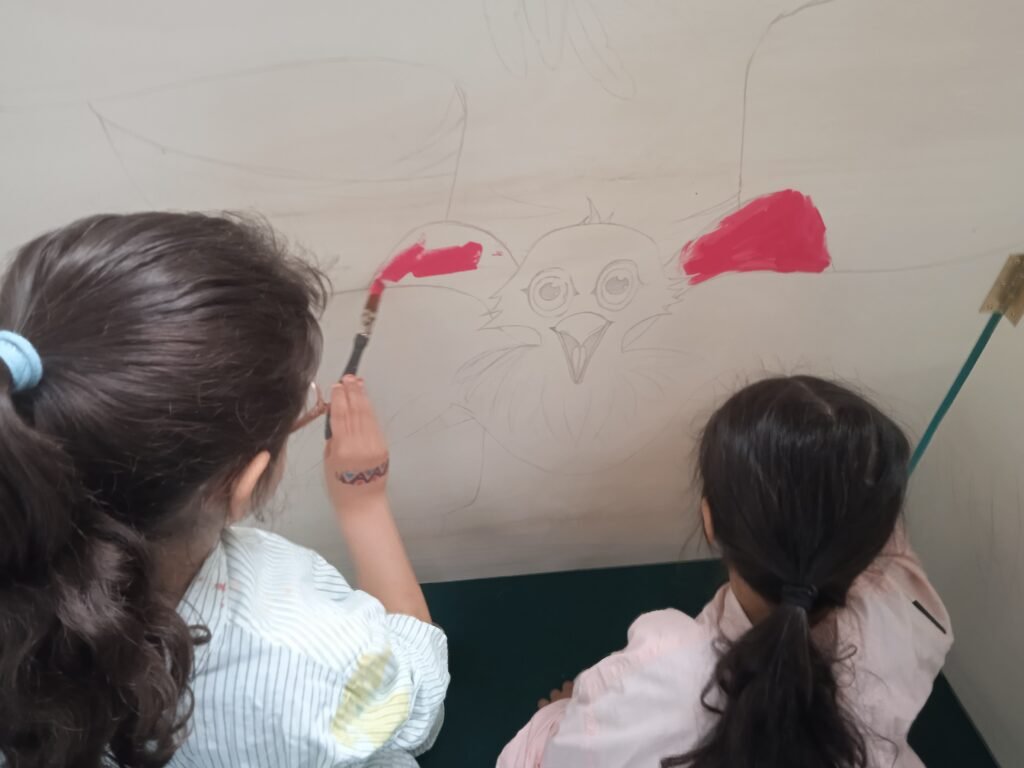 Une jeune fille peint la couronne