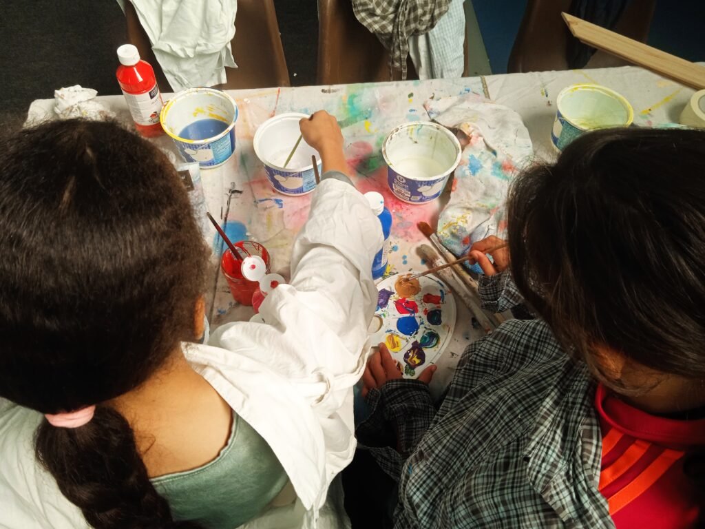 2 enfants et les couleurs de la palette