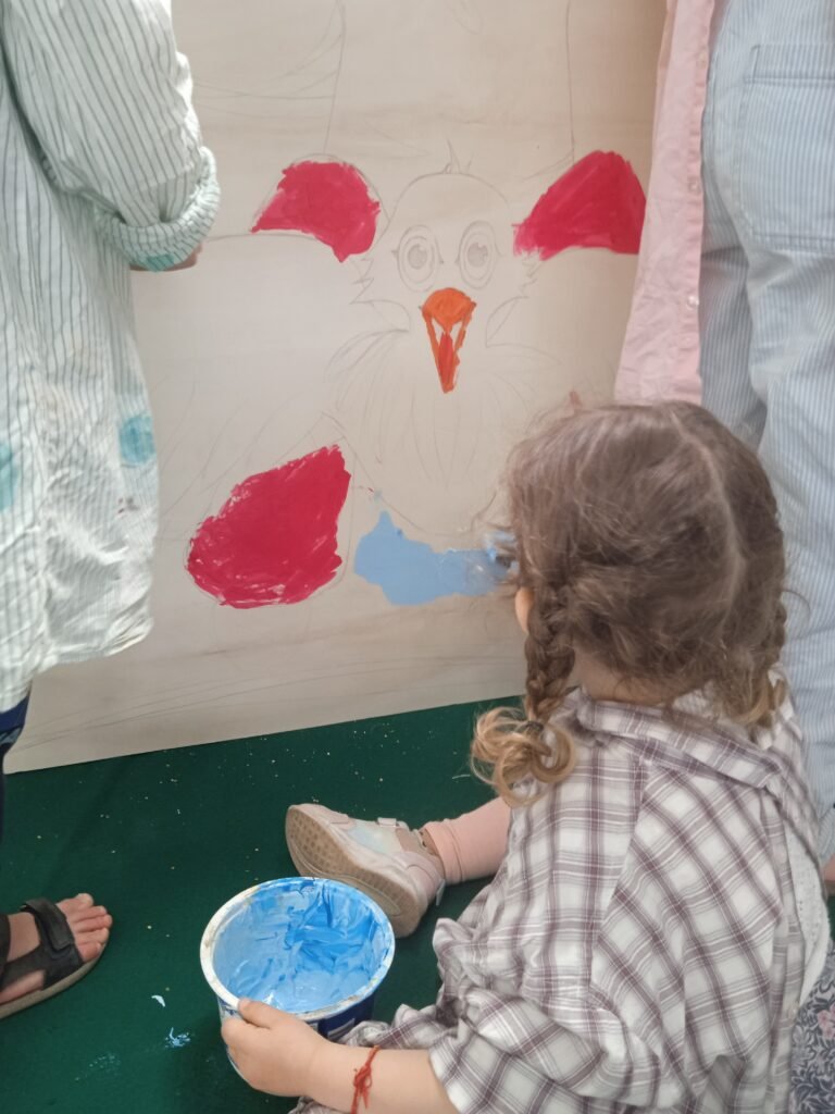 Une petite fille peint le ciel