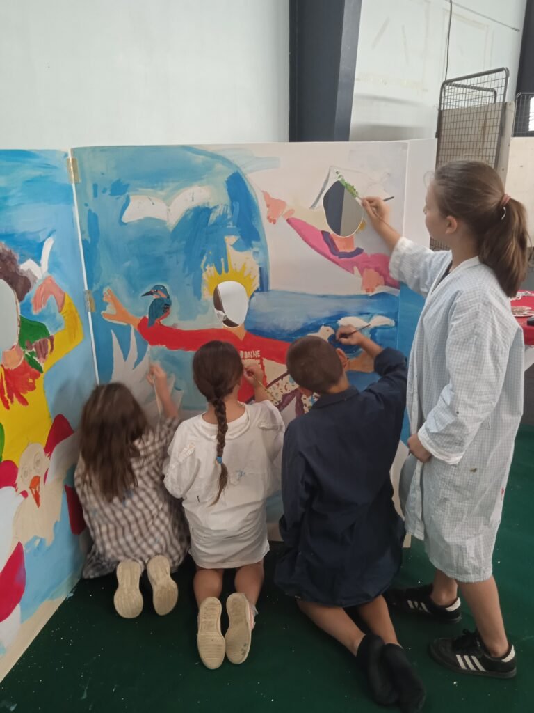 4 enfants peignent