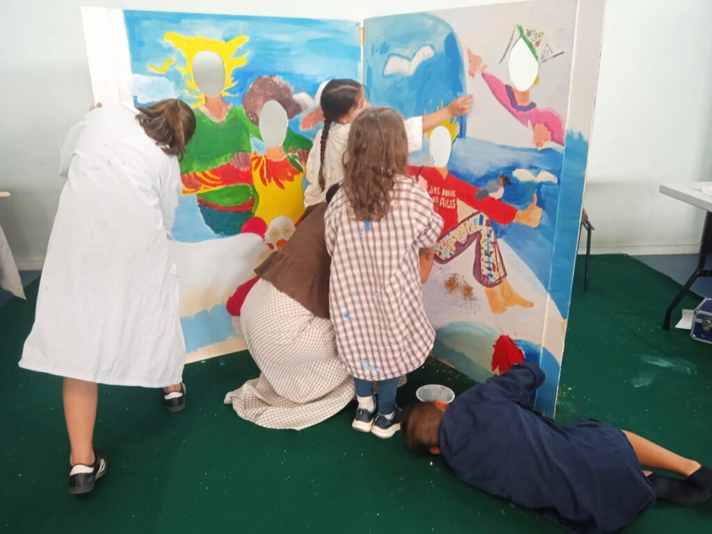 4 personnes peignent
